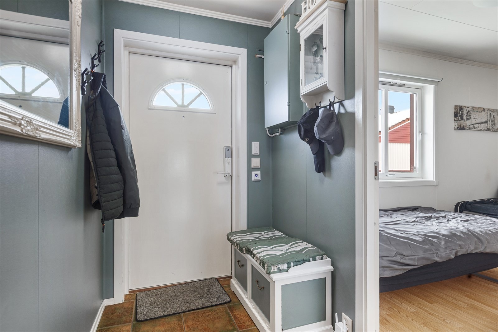 Fra inngangsdøren kommer du inn i en innbydende entré med elektriske varmekabler i gulvet. Galleribilde