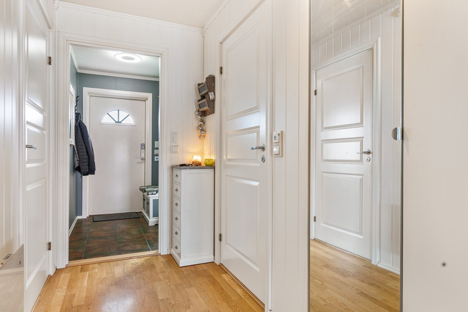 Fra gangen er det tilgang til leilighetens øvrige rom, som gir en god flyt i boligen. Galleribilde