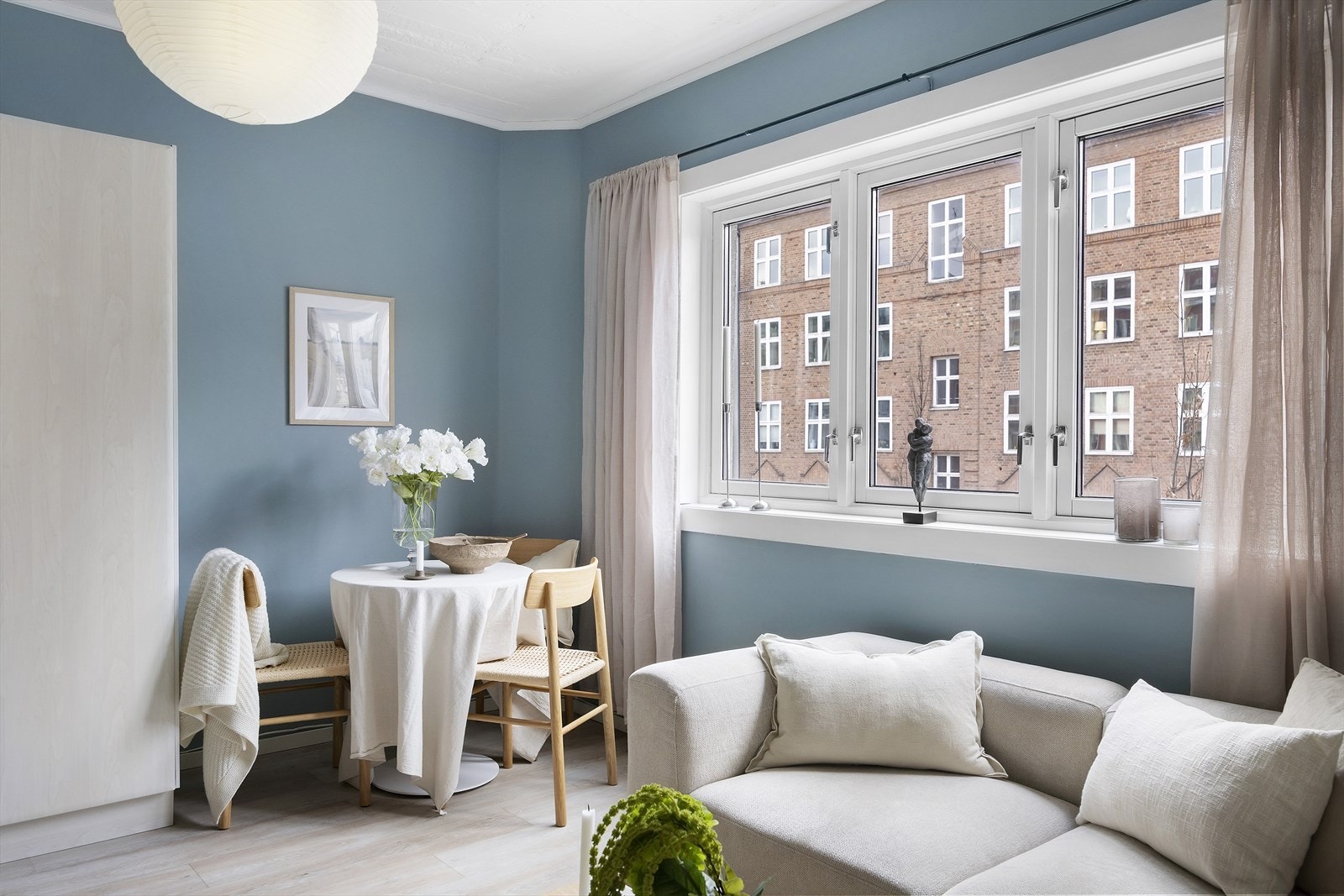 Stuen har god plass til spisebord. Galleribilde