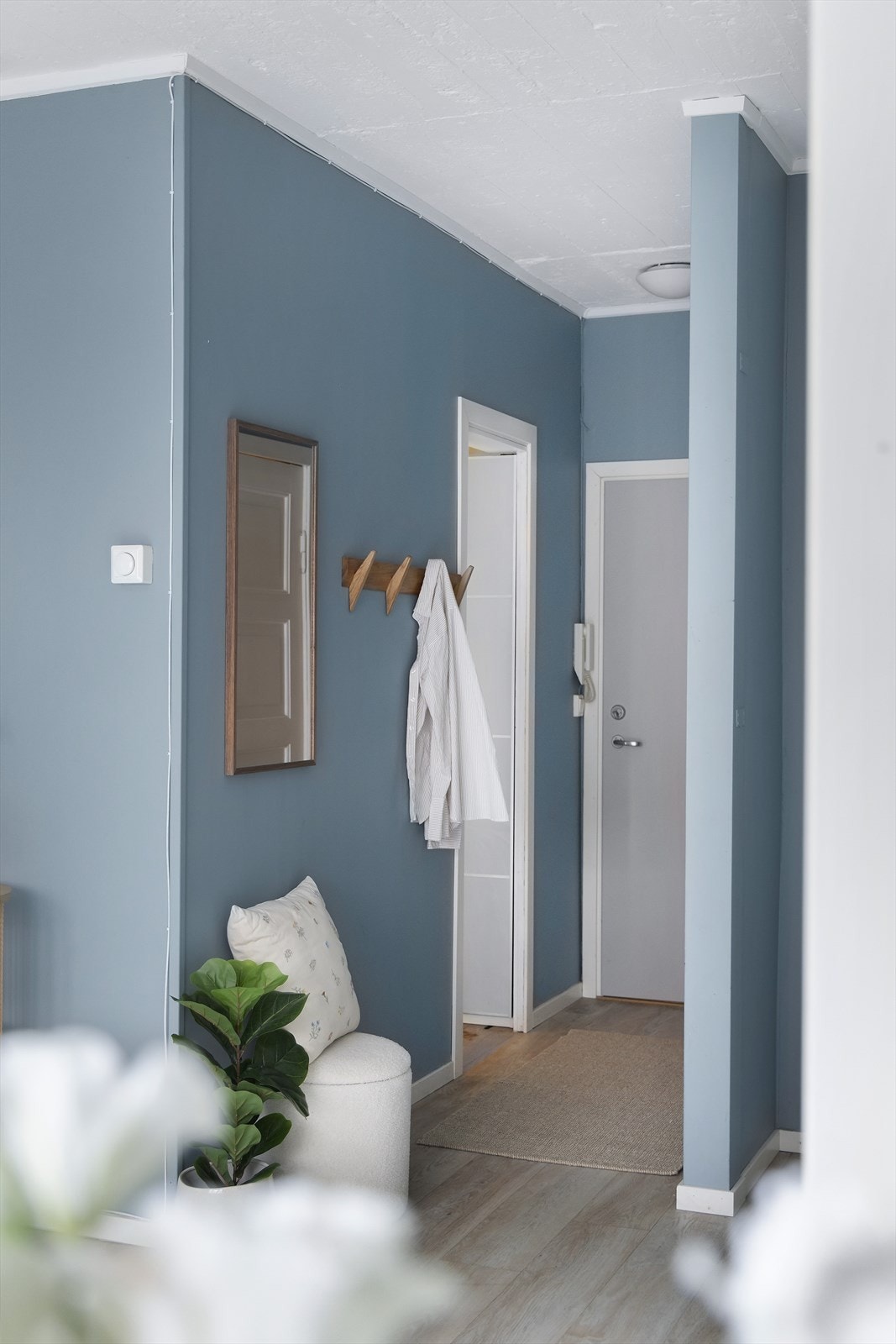 Leiligheten er malt i en delikat og nøytral blåfarge. Galleribilde