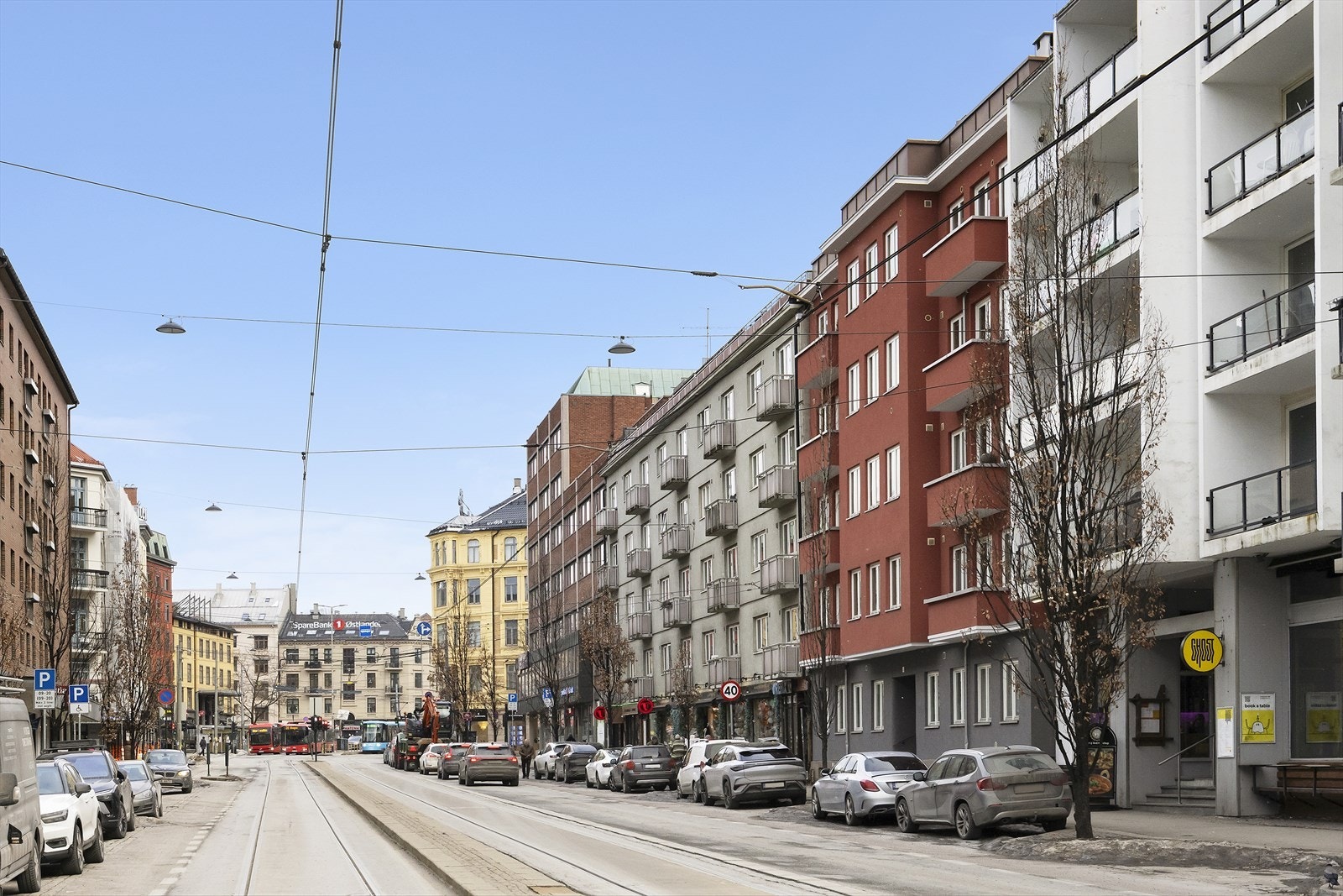 Fasade i retning Majorstuen krysset med t-bane og trikk i umiddelbar nærhet. Galleribilde