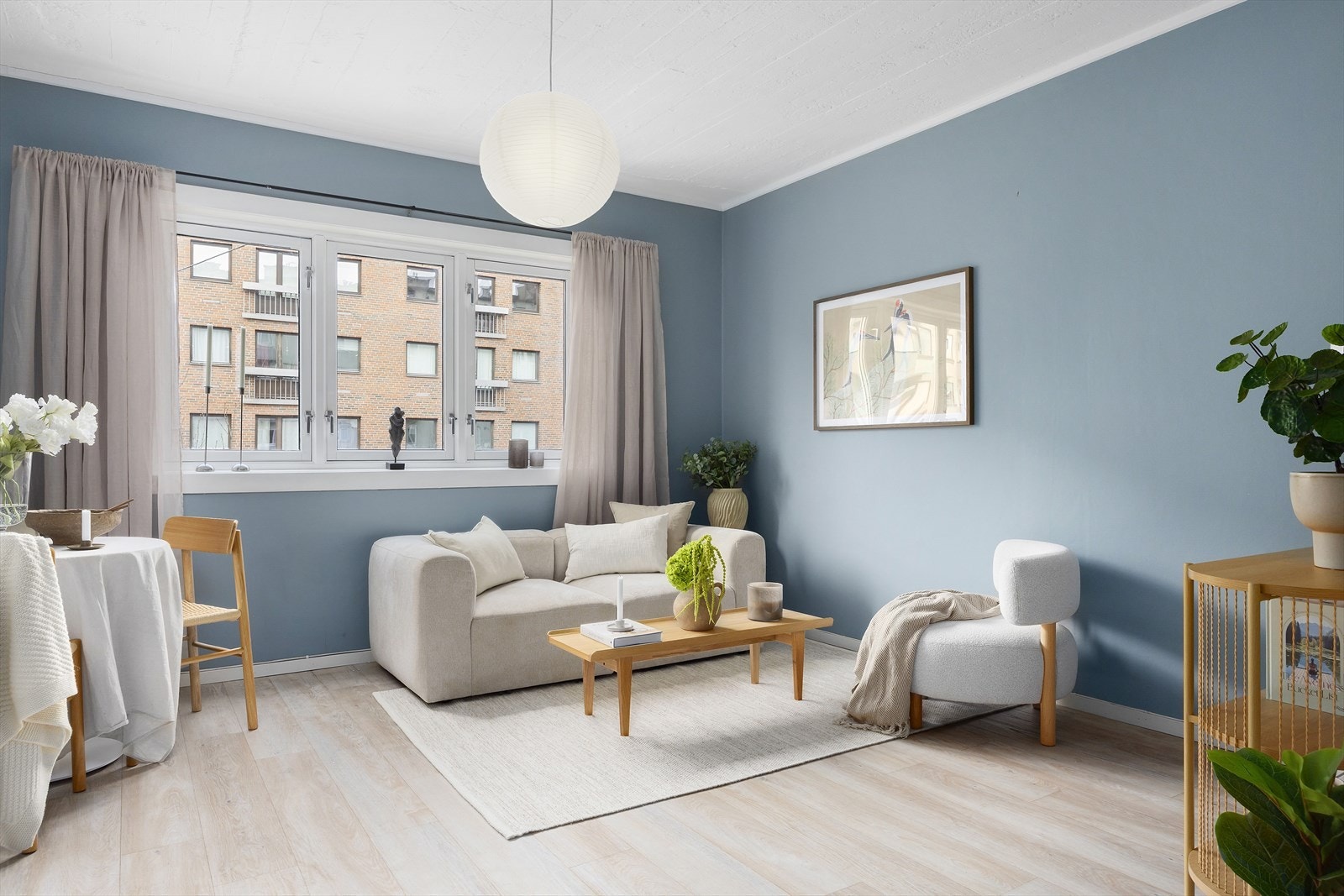 Leiligheten har store vindusflater som slipper inn rikelig med naturlig lys. Galleribilde