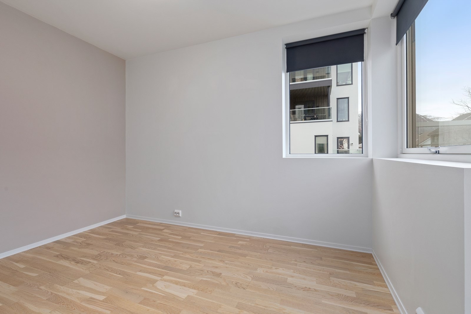 Innbydende rom med naturlig lys Galleribilde