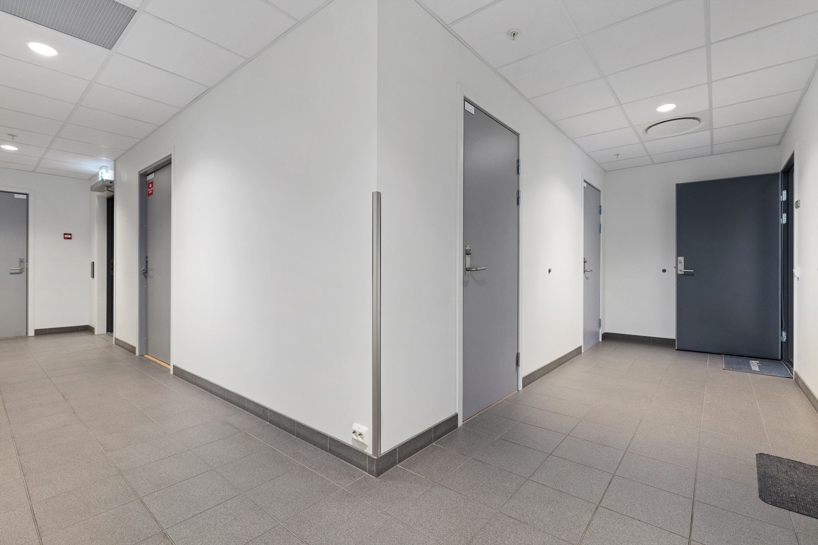 Bod på 3 kvm som er rett over inngangsdør følger - Velkommen til en hyggelig visning! Foto av Blåtind fotografikk Galleribilde