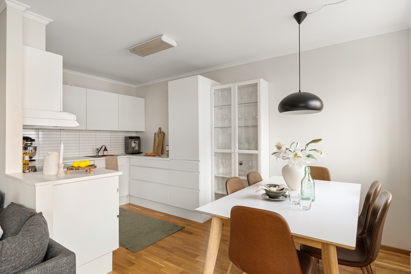 Kjøkkenet har moderne innredning fra Svane. Galleribilde