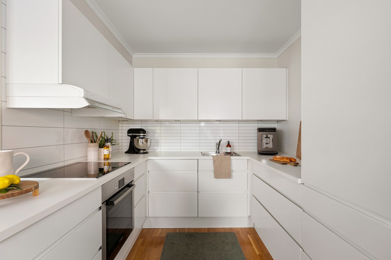 Løsningen er praktisk utformet med god skap- og benkeplass. Galleribilde