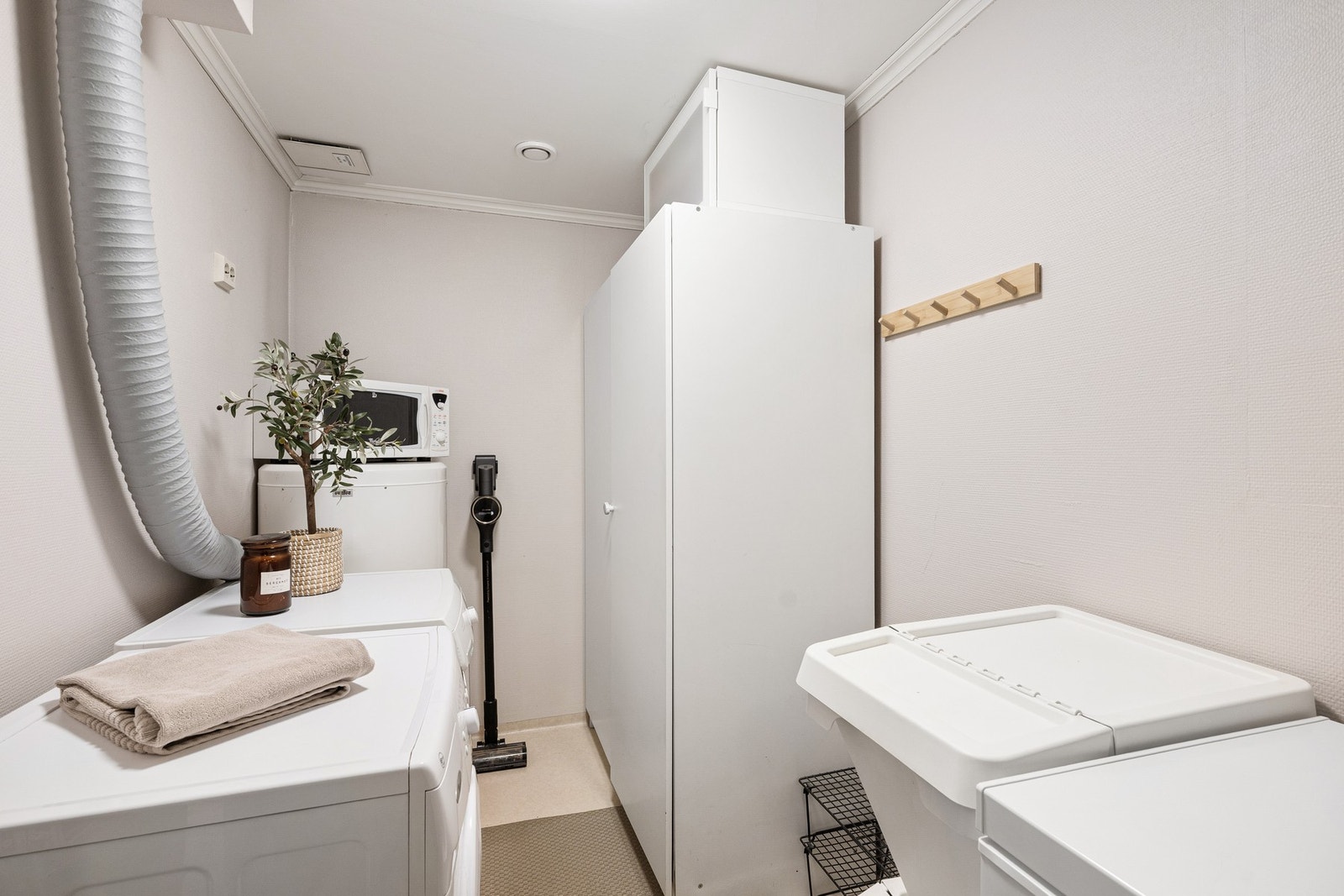 Eget vaskerom er et stort pluss i leiligheten. Her er det opplegg for vaskemaskin og tørketrommel, ventilasjonsanlegg samt ekstra lagringsplass. Galleribilde
