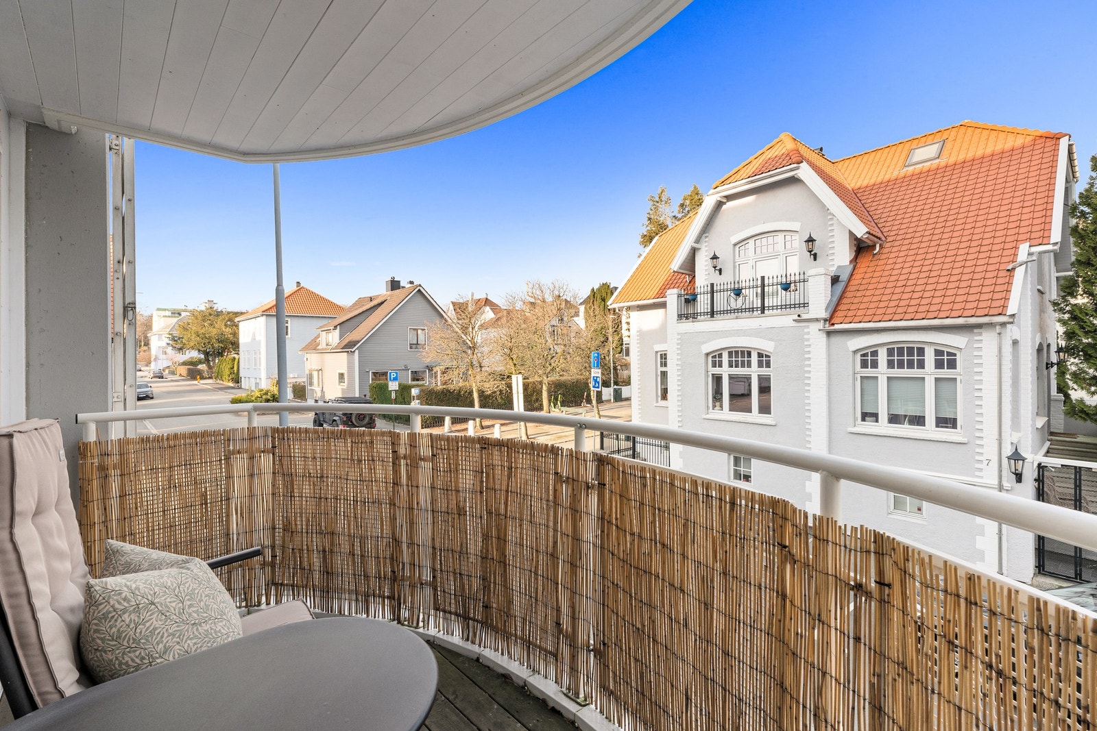 Balkongen oppleves skjermet og som en naturlig forlengelse av stuen i sommerhalvåret. Galleribilde