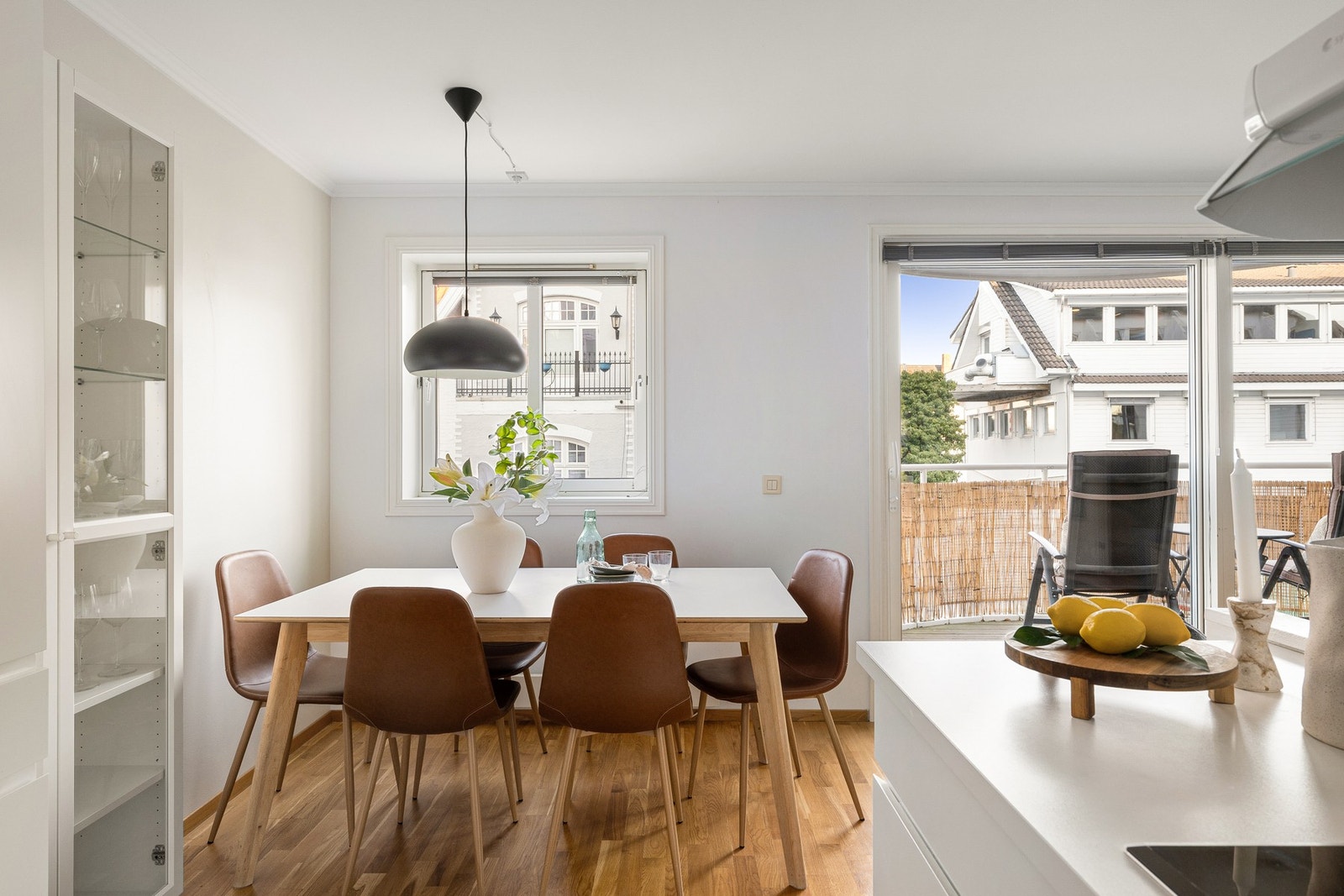 Spisegruppen ligger fint plassert ved vindu og balkongdør, noe som gir rikelig med dagslys og en hyggelig atmosfære rundt måltidene. Galleribilde