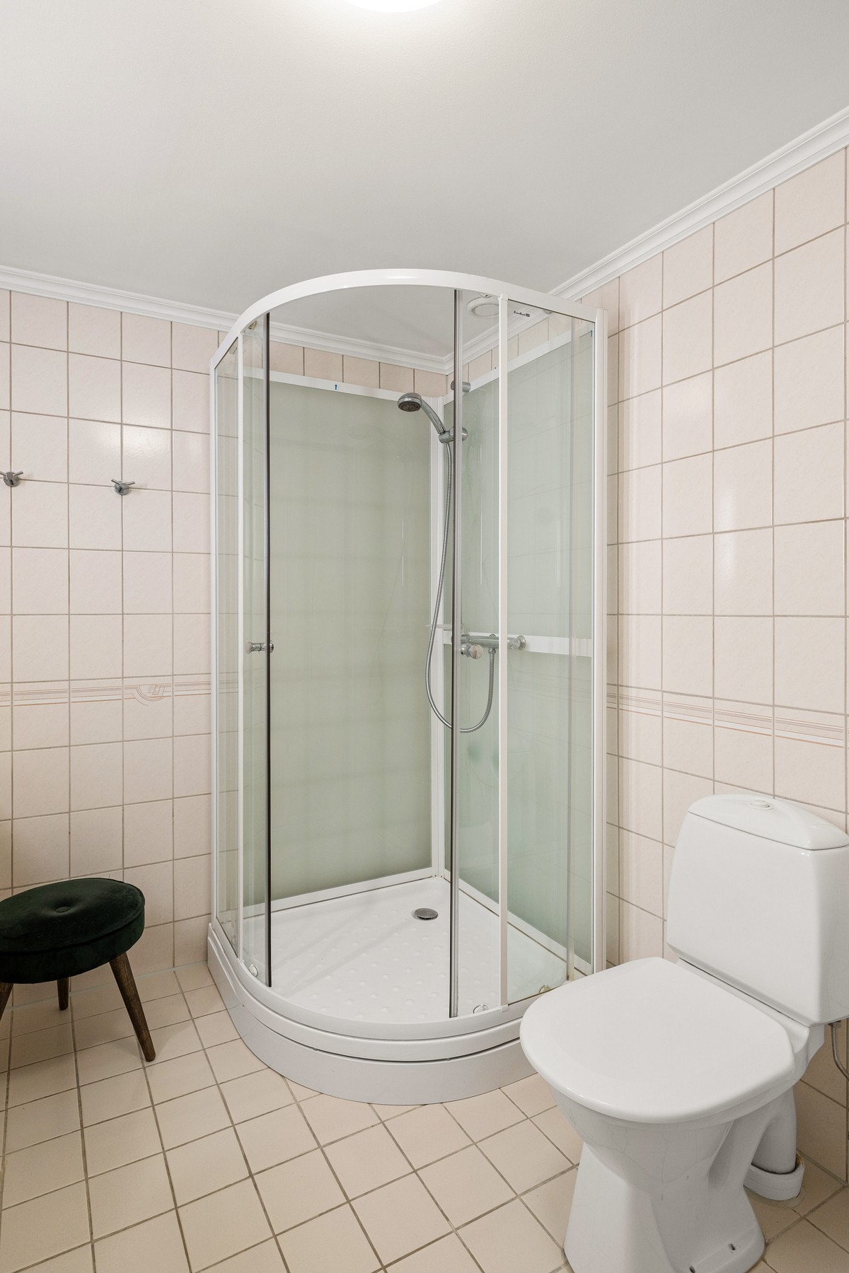 Innredningen består av servant med underskap, speil med belysning, toalett og dusjkabinett. God plass gjør rommet funksjonelt i hverdagen. Galleribilde