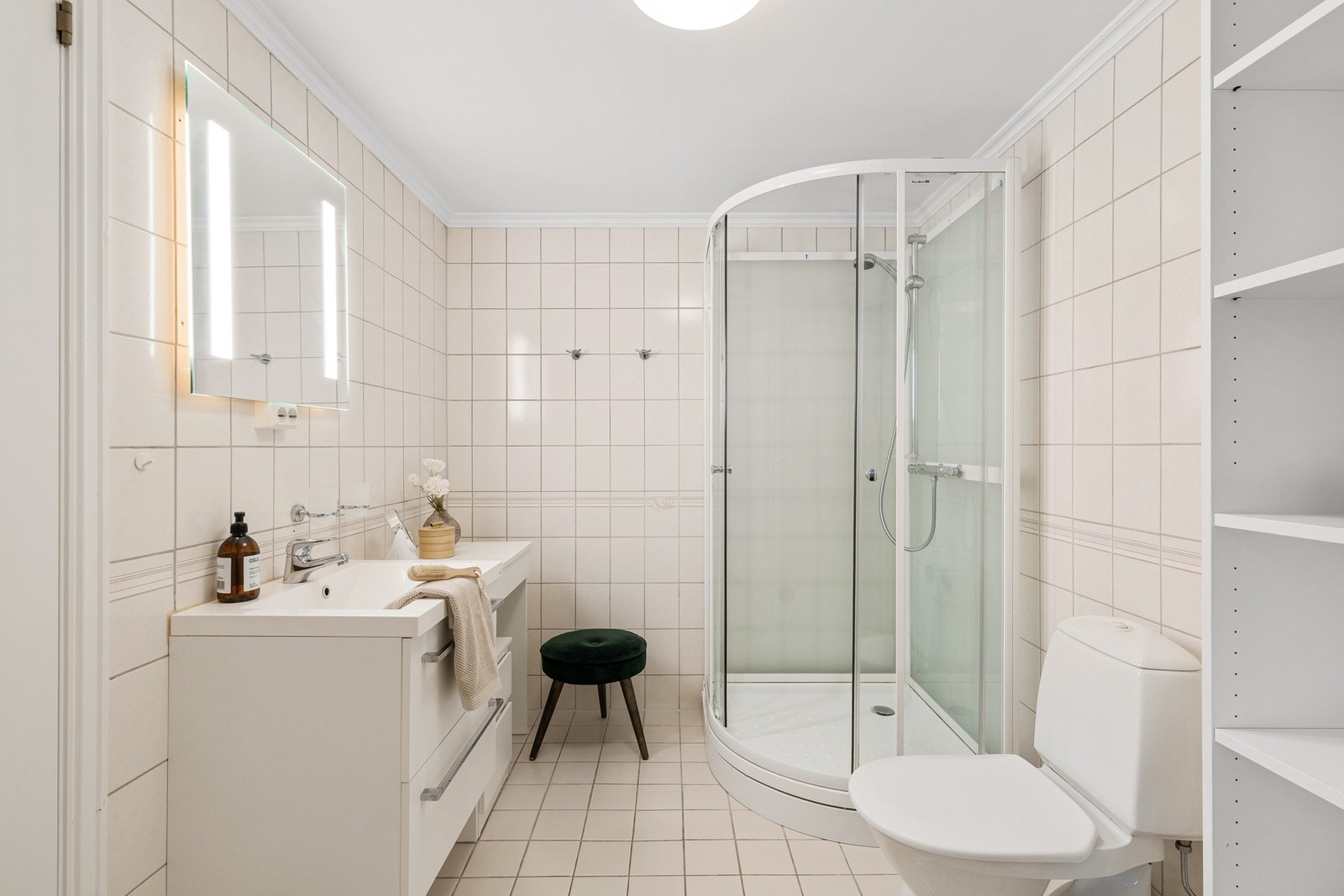 Badet er flislagt på gulv og vegger og har en praktisk og romslig utforming. Galleribilde