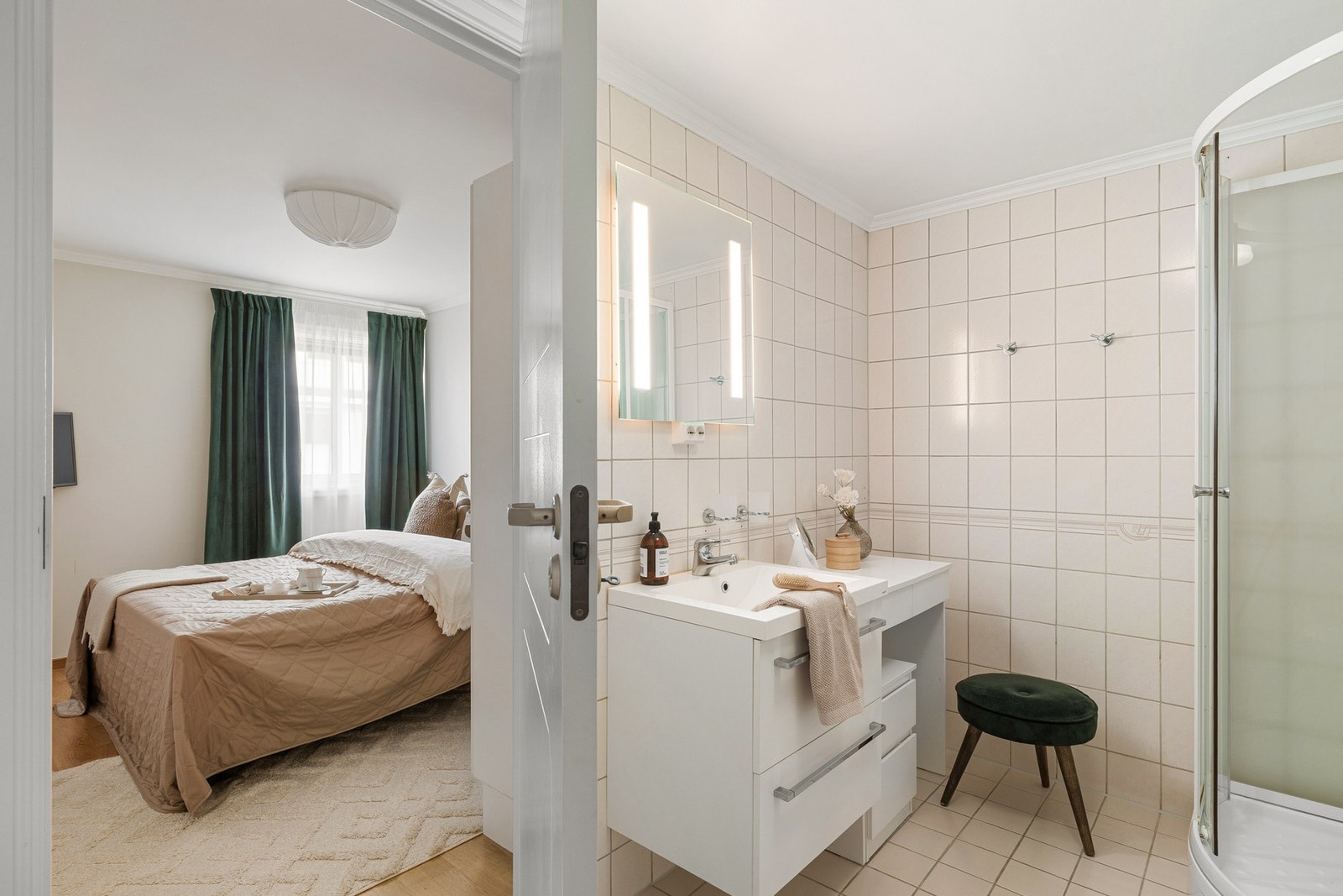 Fra hovedsoverommet har man direkte tilkomst til bad. Galleribilde