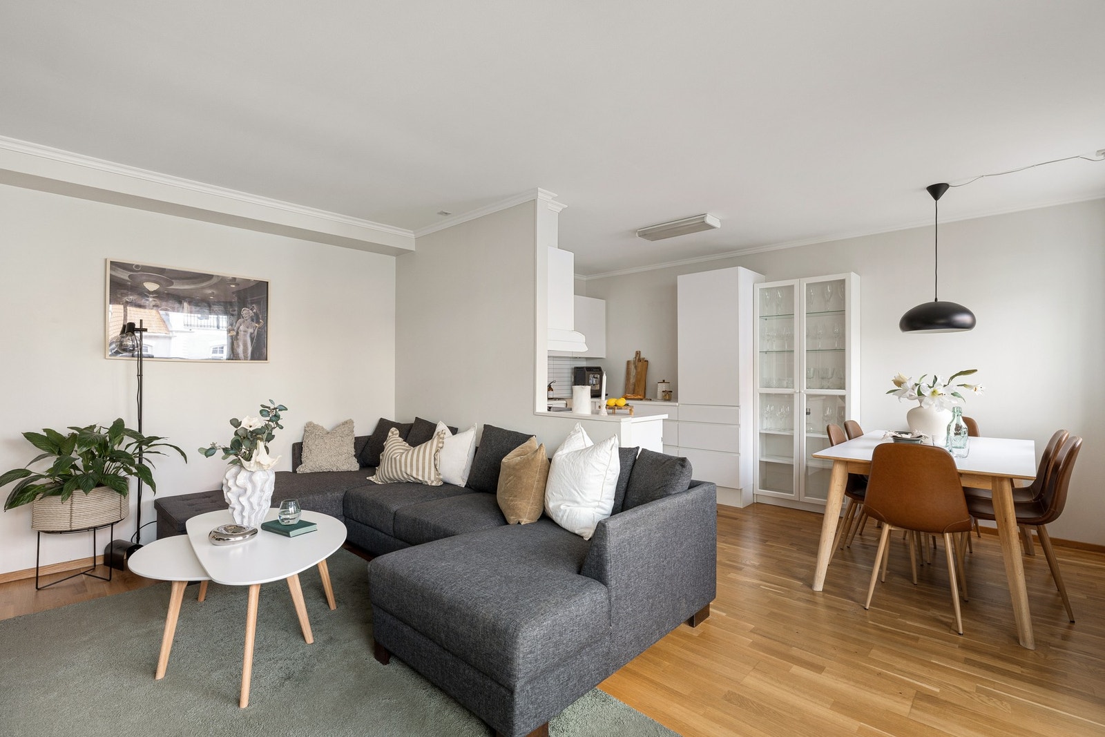 Leiligheten har åpen stue- og kjøkkenløsning med store vindusflater som slipper inn rikelig med dagslys. Galleribilde