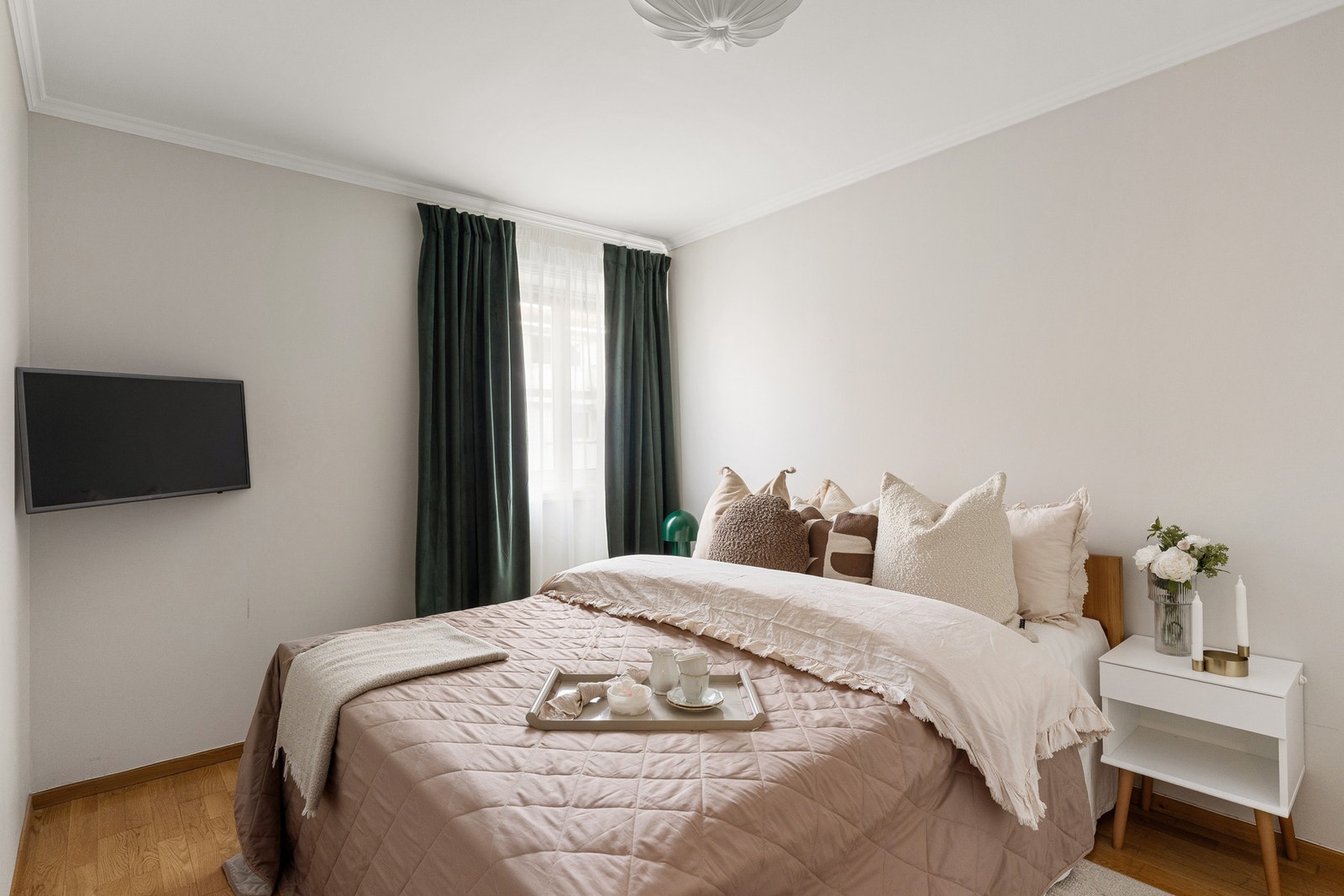 Hovedsoverommet har god plass til dobbeltseng, nattbord og garderobeløsning. Galleribilde