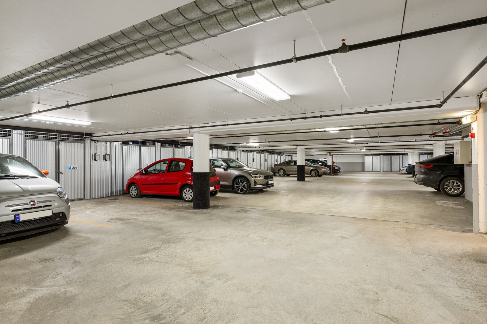 Parkeringsplass for bil i lukket garasjeanlegg. Galleribilde