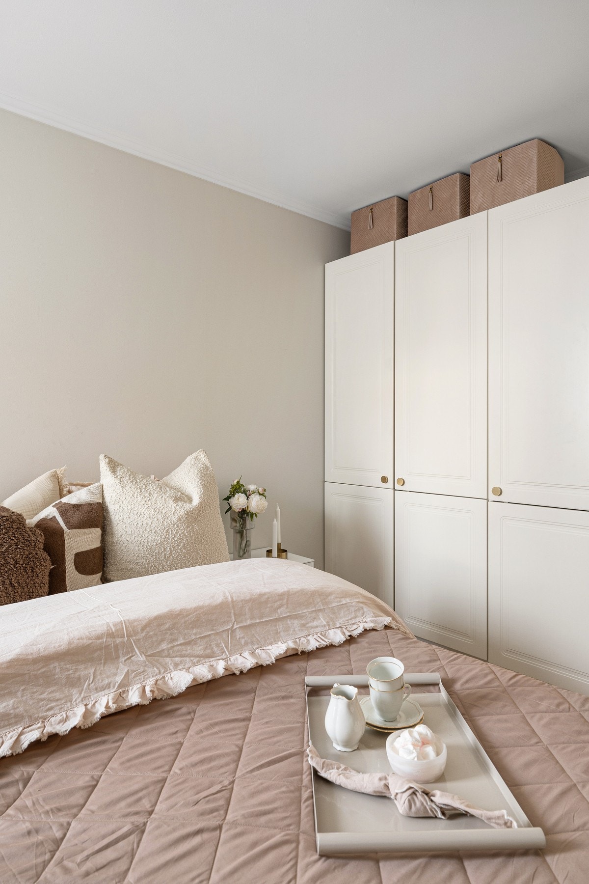 Rommet oppleves rolig og behagelig med gode lysforhold. Galleribilde