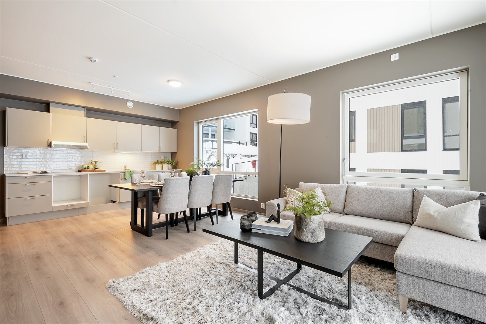 Plass til både spisebord og sofagruppe. Galleribilde