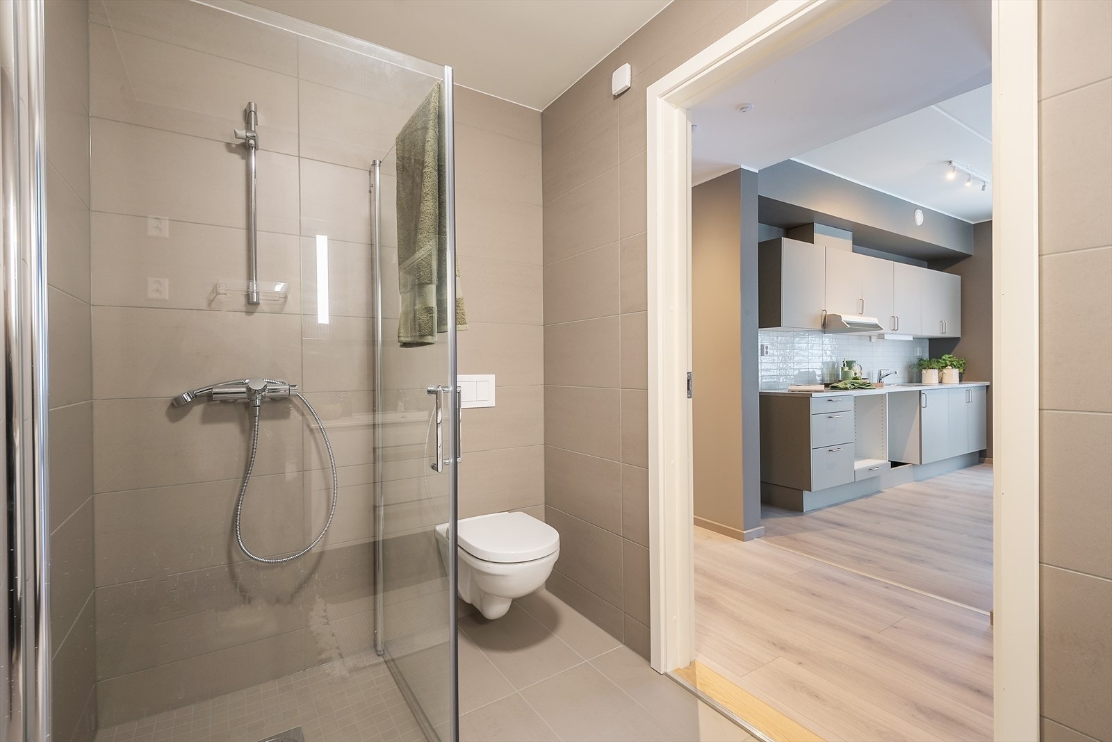 Innbydende bad med dusj. Galleribilde