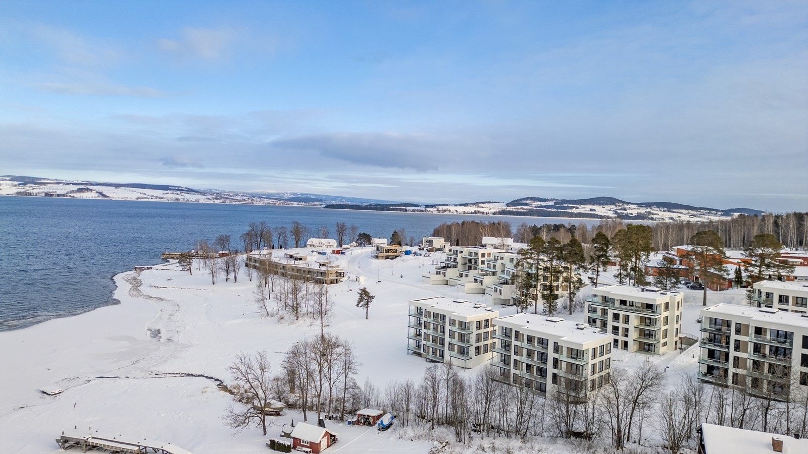 I vakre omgivelser med utsyn mot Nes og Helgøya. Galleribilde