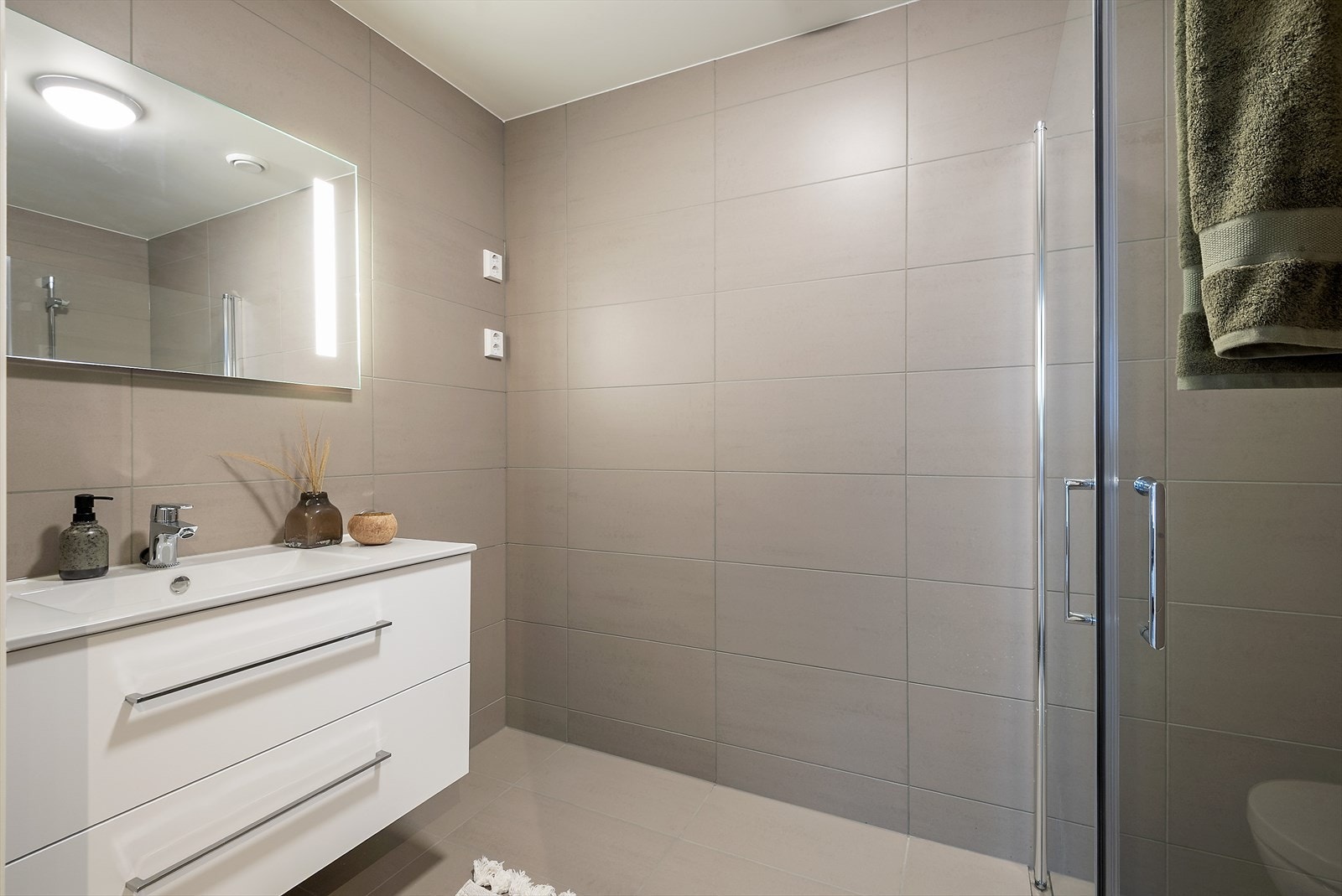 Bad med lys innredning. Galleribilde