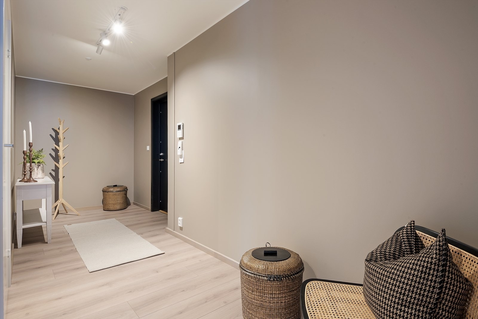 Gang med plass til kommode eller oppheng for jakker. Galleribilde