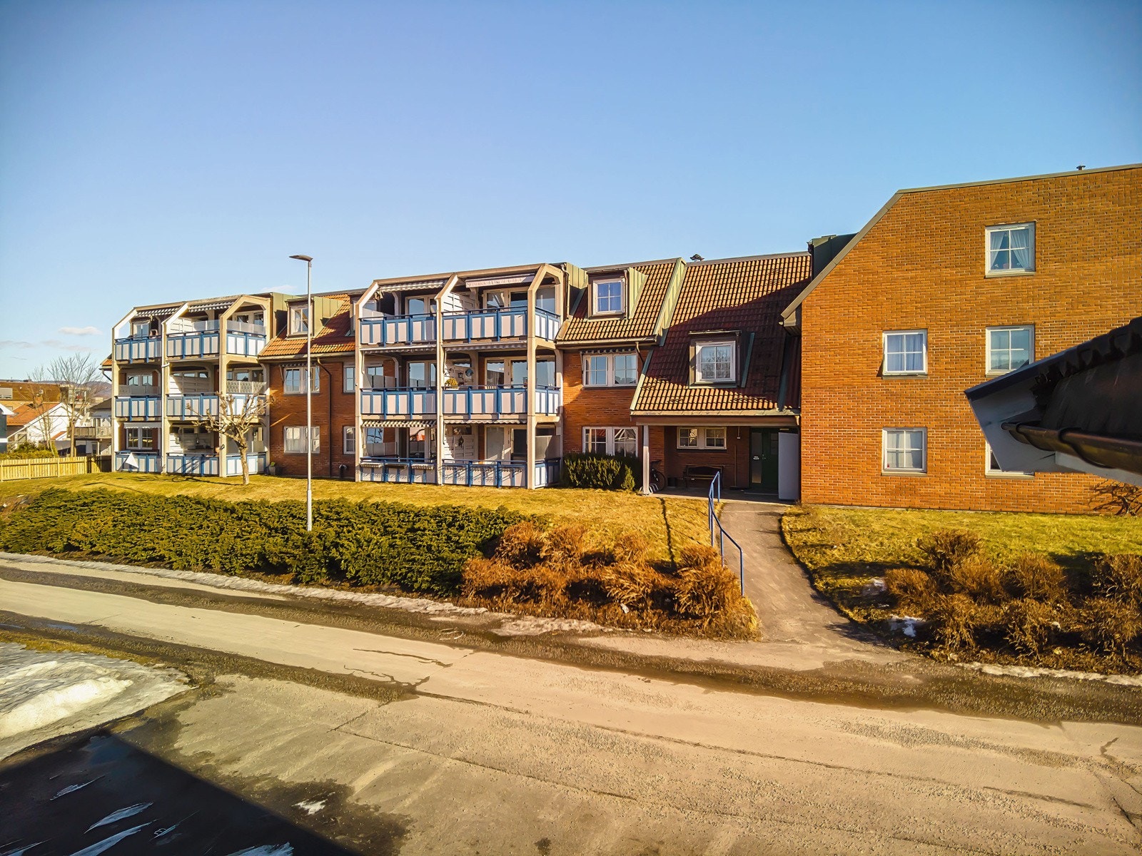 Enkel og trappefri adkomst via heis Galleribilde