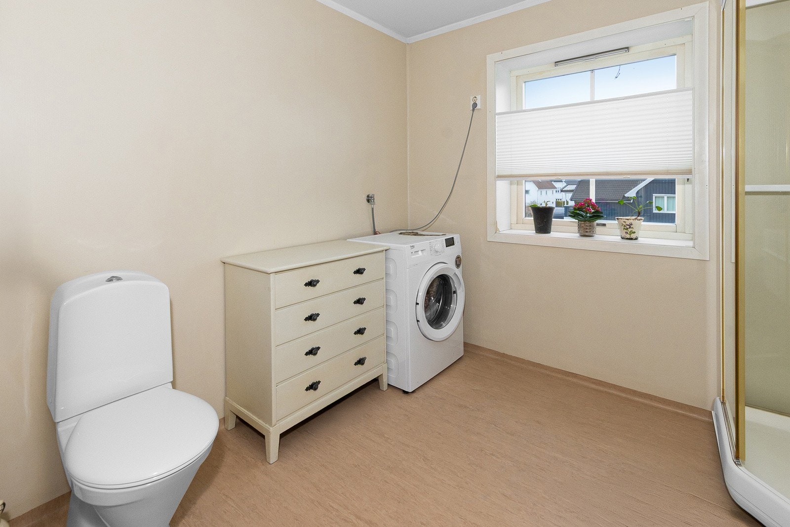 Dusjkabinett, servant med underskap, toalett og opplegg for vaskemaskin Galleribilde