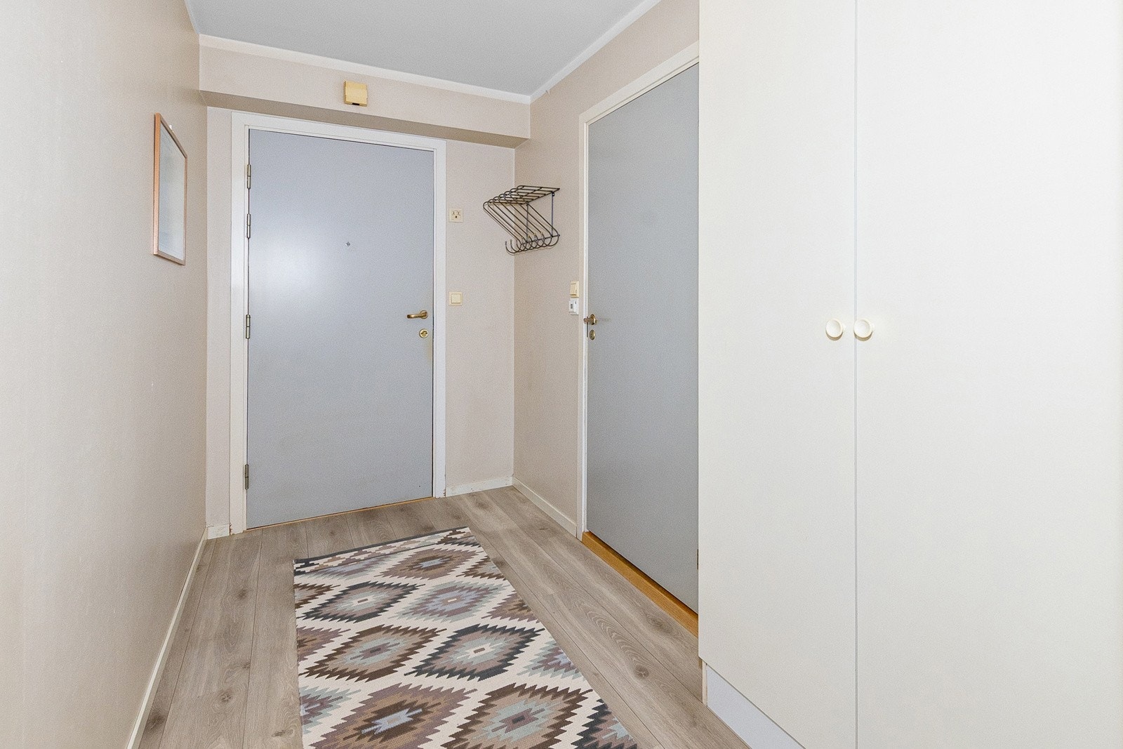 En lys og trivelig entre ønsker deg velkommen inn ! Galleribilde