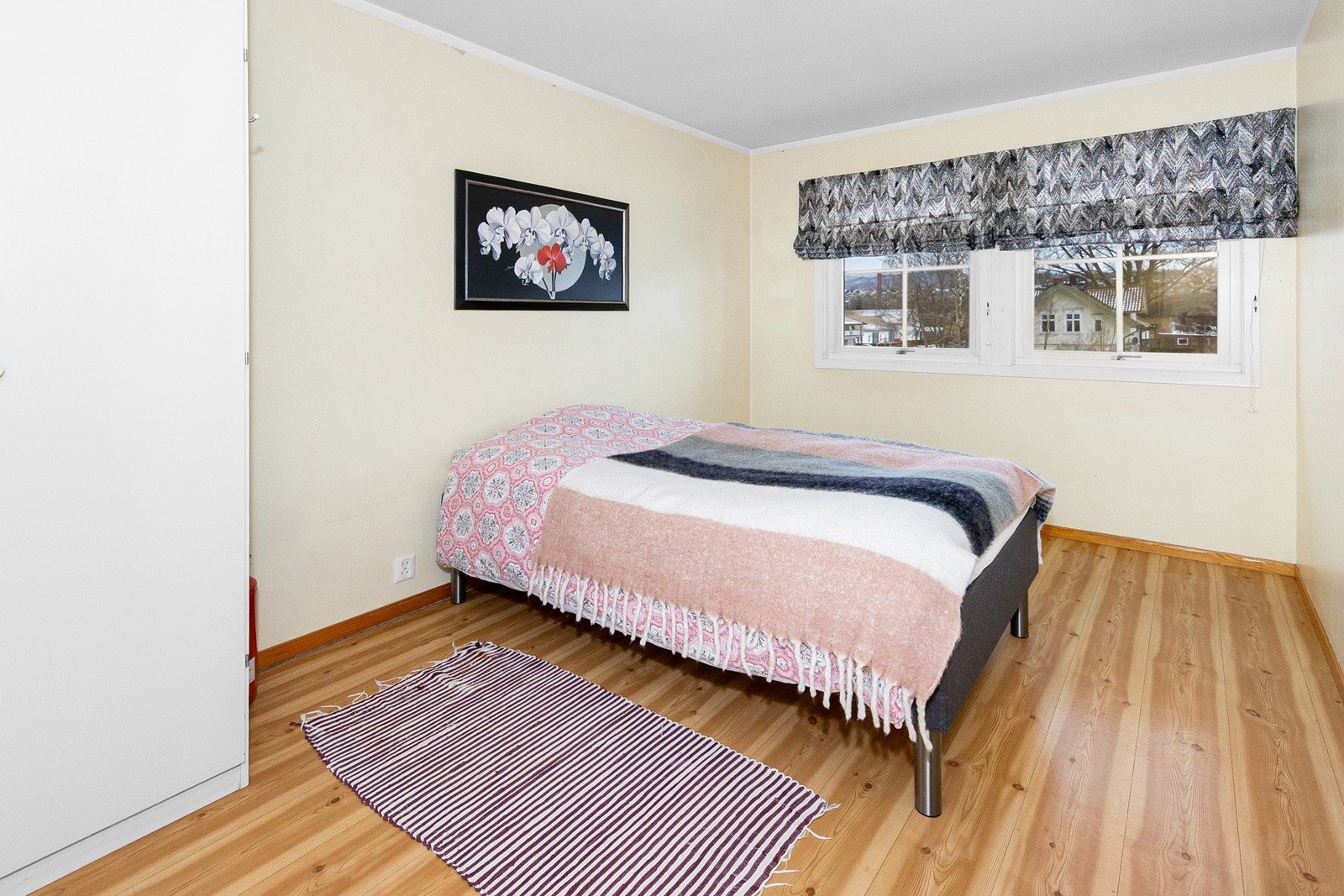 Leiligheten har ett stort soverom Galleribilde