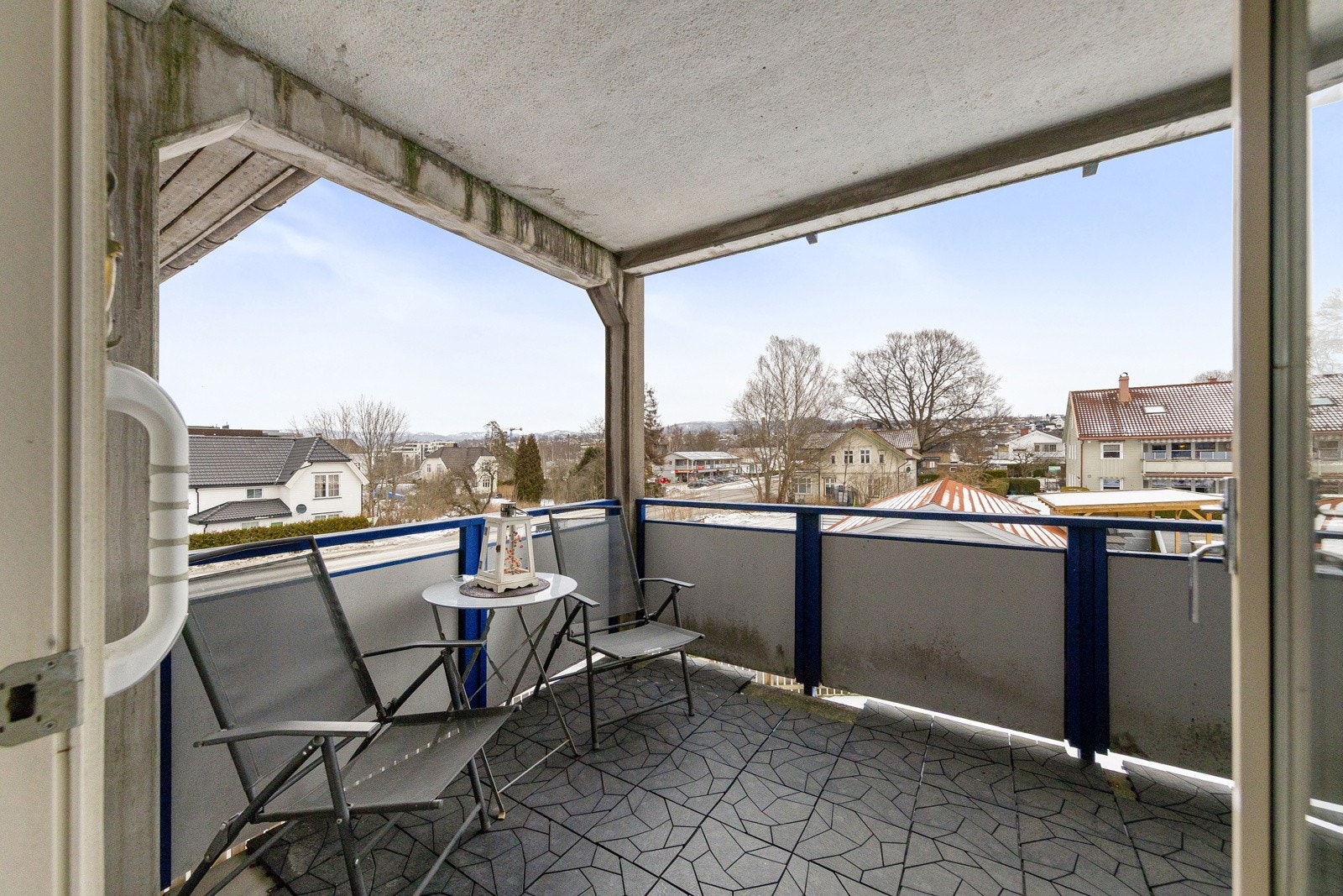 Koselig balkong mot tunet og fellesarealer Galleribilde