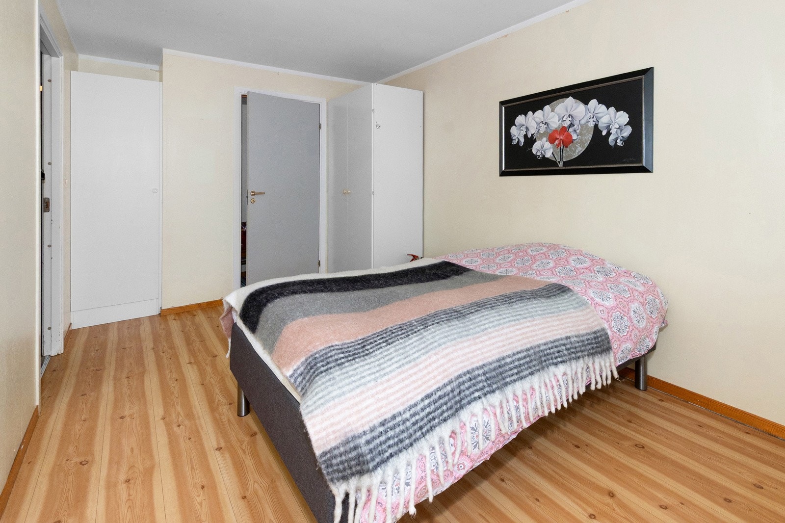 Soverommet har garderobeskap - Adkomst til innvendig bod Galleribilde