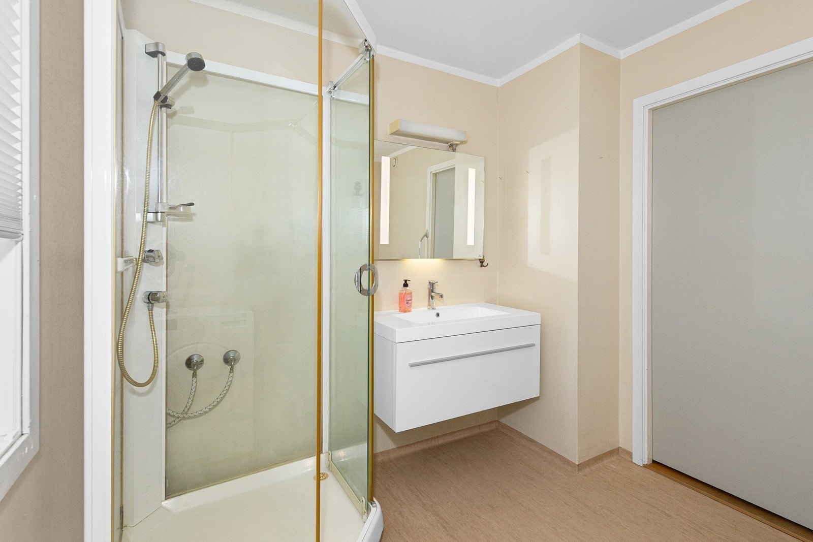 Pent bad med varmekabler Galleribilde