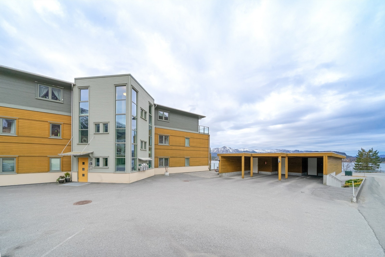Parkering og sportsbod i felles carportanlegg. Galleribilde