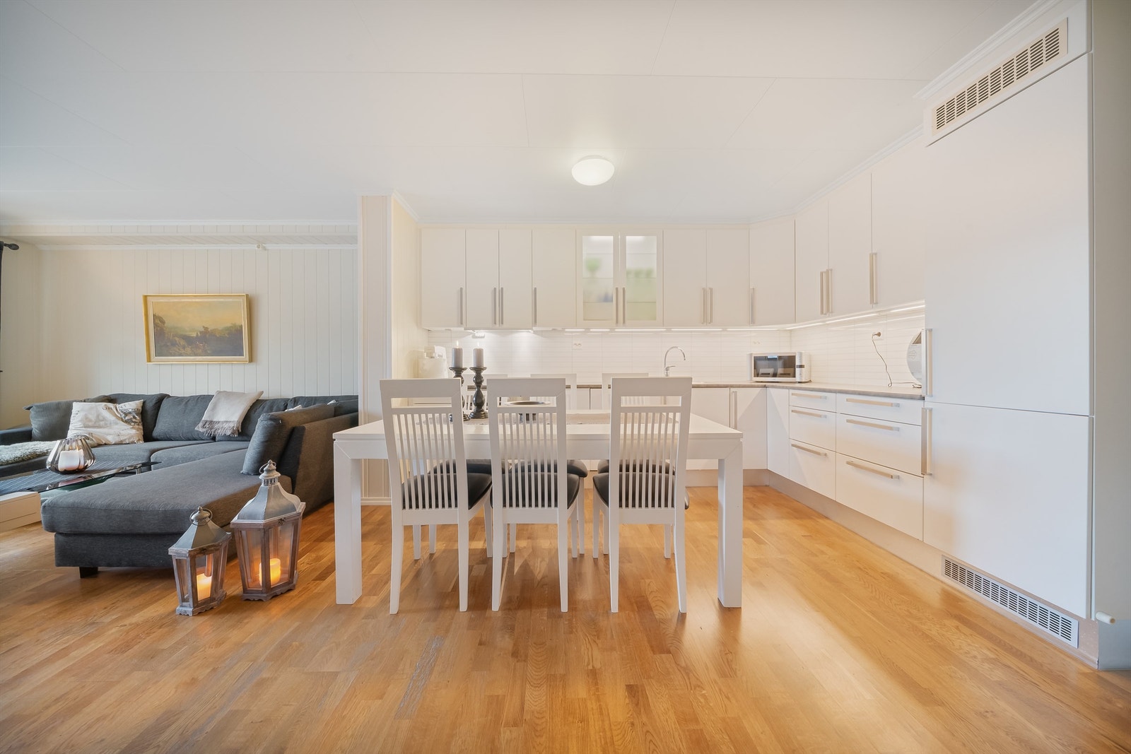 Flott og romslig kjøkkeninnredning med integrerte hvitevarer. Galleribilde