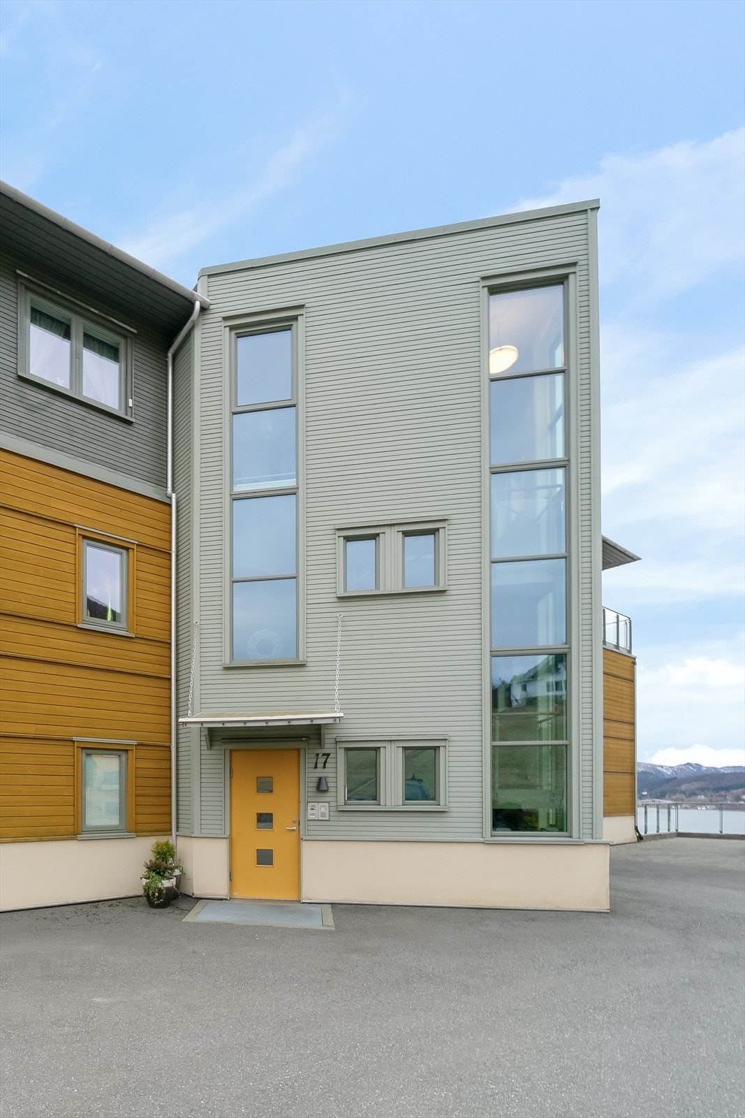 Inngangsdør med callinganlegg. Galleribilde