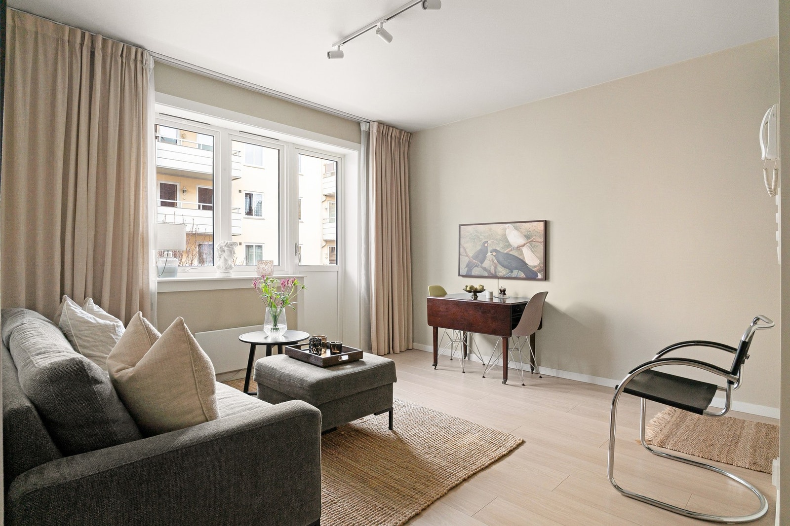 Lys og herlig stue med store vindusflater og utgang til balkong. Galleribilde