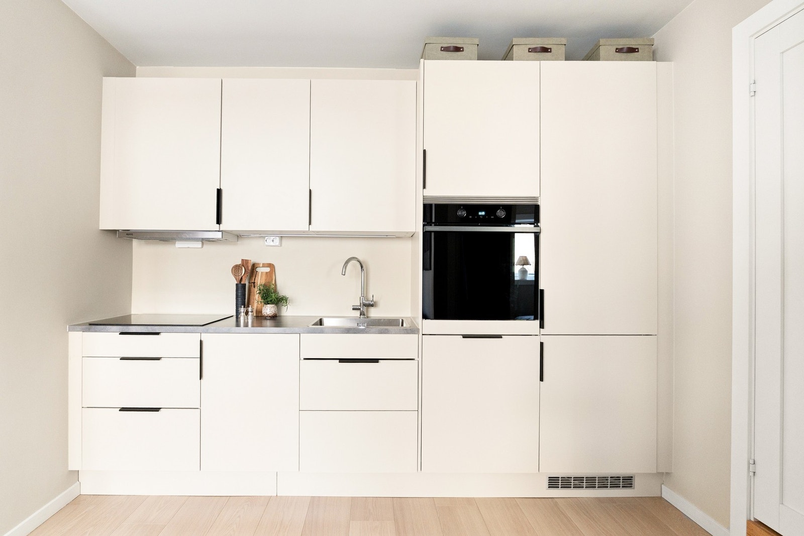 Kombi kjøl-/fryseskap til høyre. Galleribilde