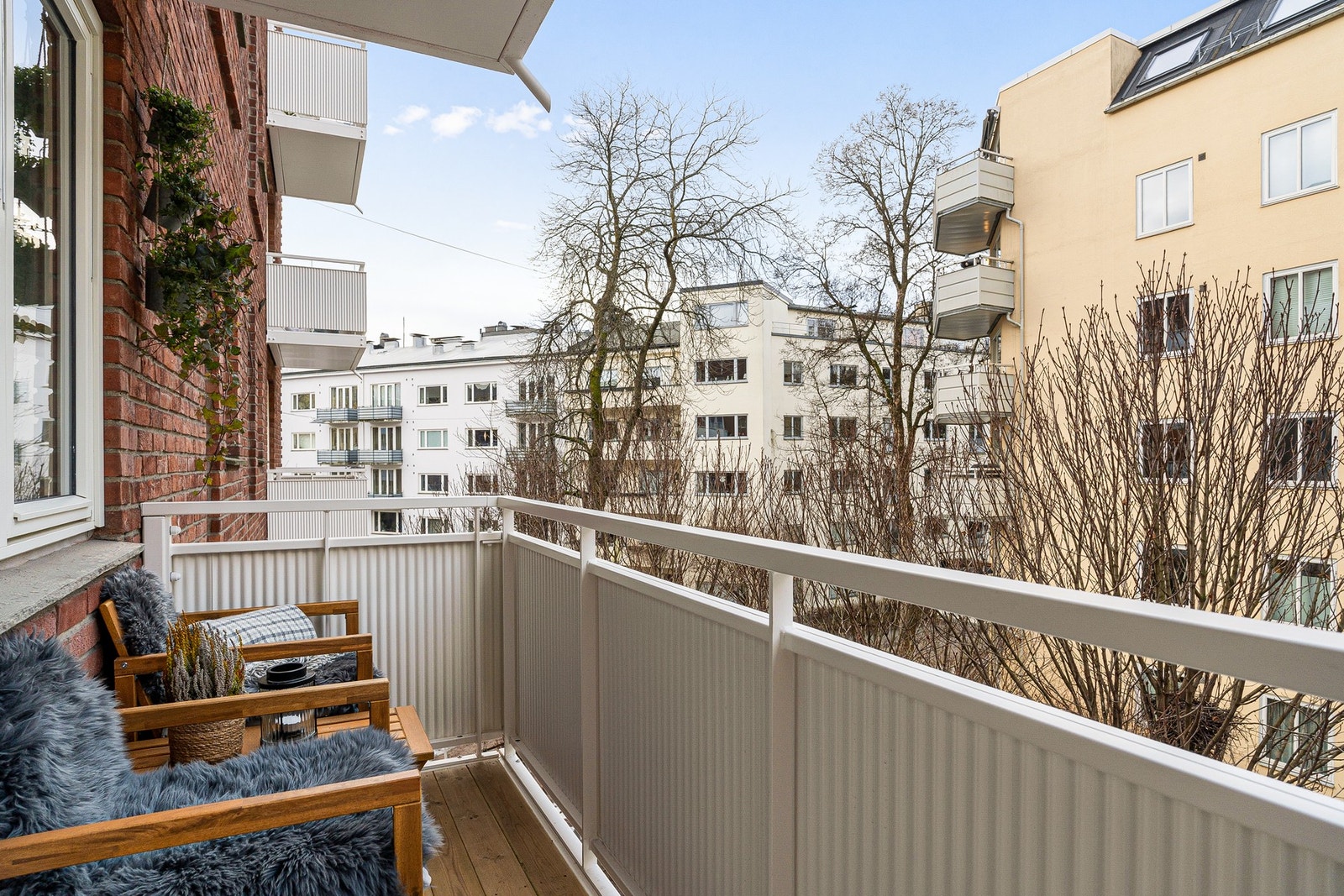 Herlig balkong med sol fra ca 13:30-19 sommertid, vendt mot rolig gågate omringet av frodige trær på sommeren. Galleribilde