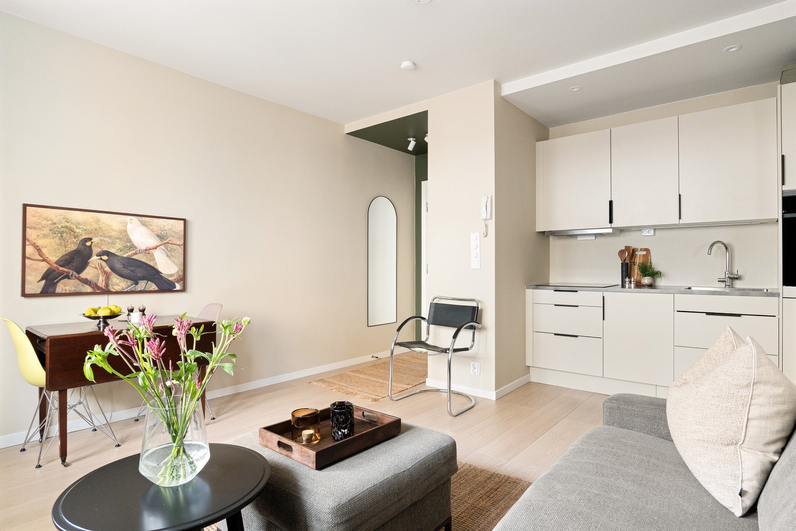 Leiligheten fremstår moderne og svært delikat med tidsriktige material- og fargevalg. Galleribilde