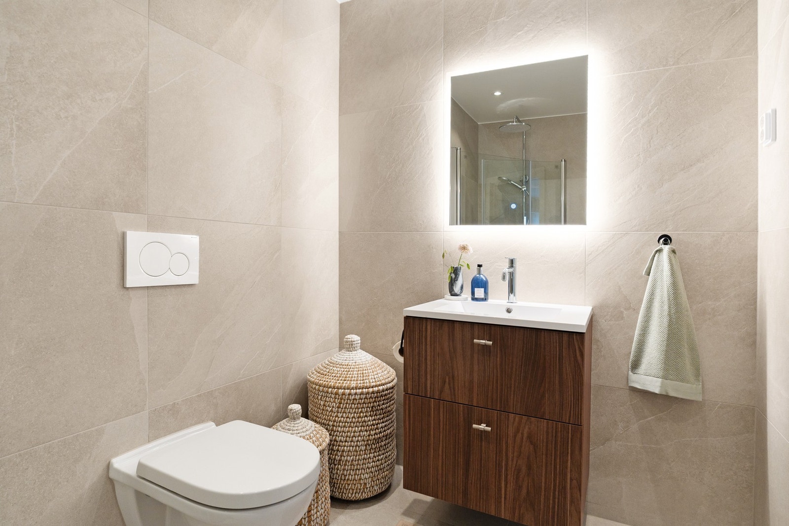 Nydelig baderomsinnredning med lagring i skuffer, samt veggspeil med backlight. Galleribilde