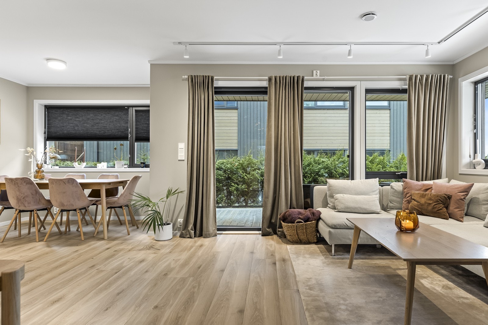 Stue/spisestue med utgang til terrasse Galleribilde