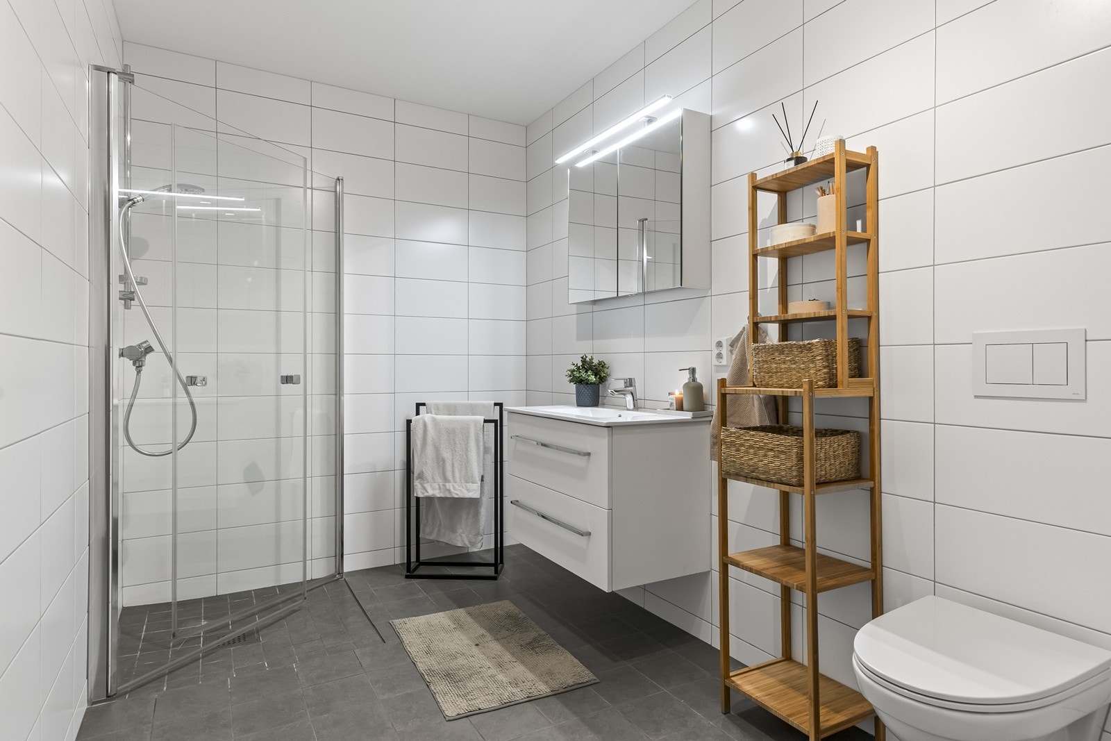 Flott, flislagt bad med innfellbare dusjdører Galleribilde