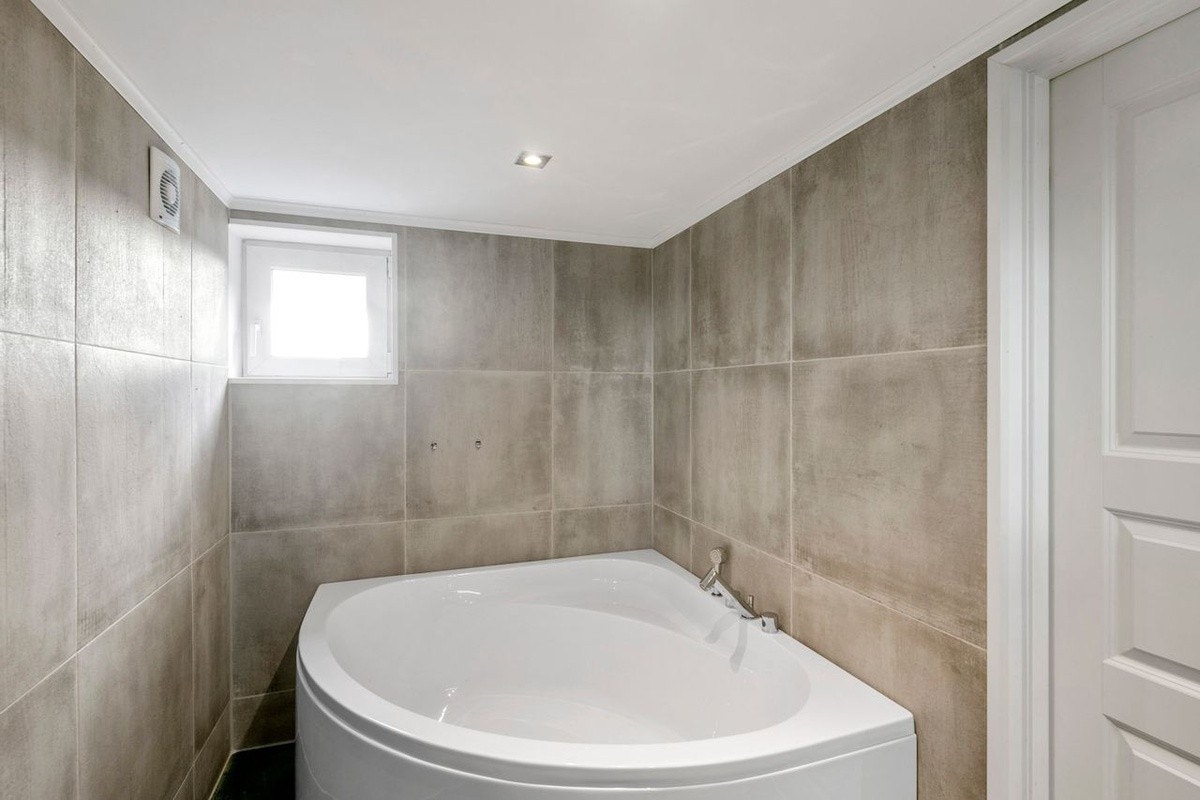 Badet oppe har badekar Galleribilde