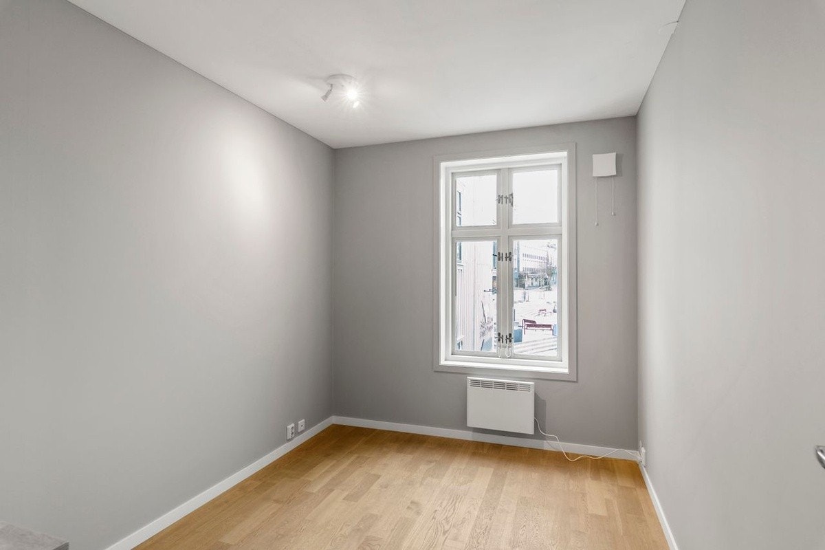 Rommet i 1. etasje - begge er av lik størrelse men er i dag møblert Galleribilde