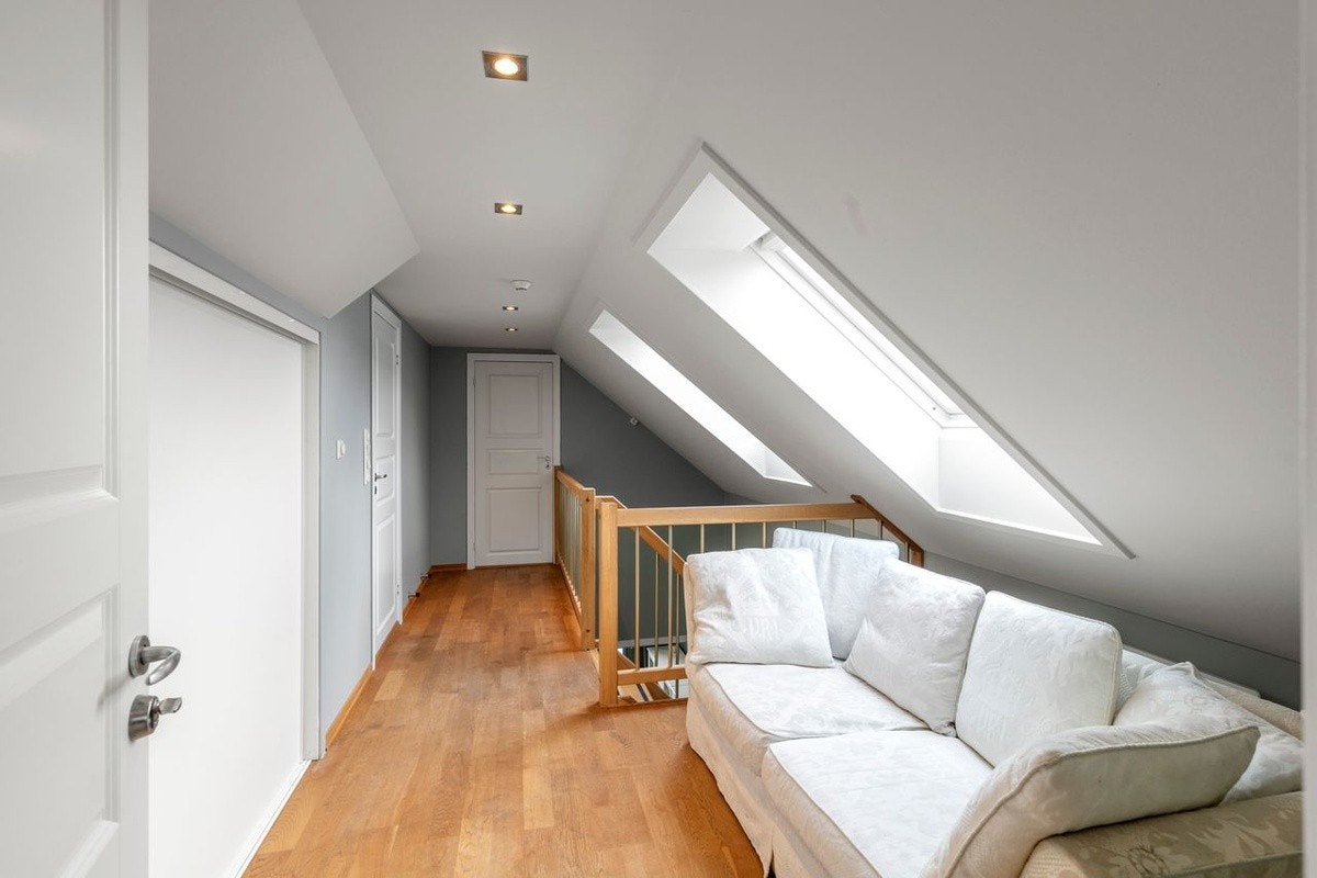 I øverste etasje er det sittegruppe som kan benyttes. Her er det to soverom med bad i midten. Galleribilde