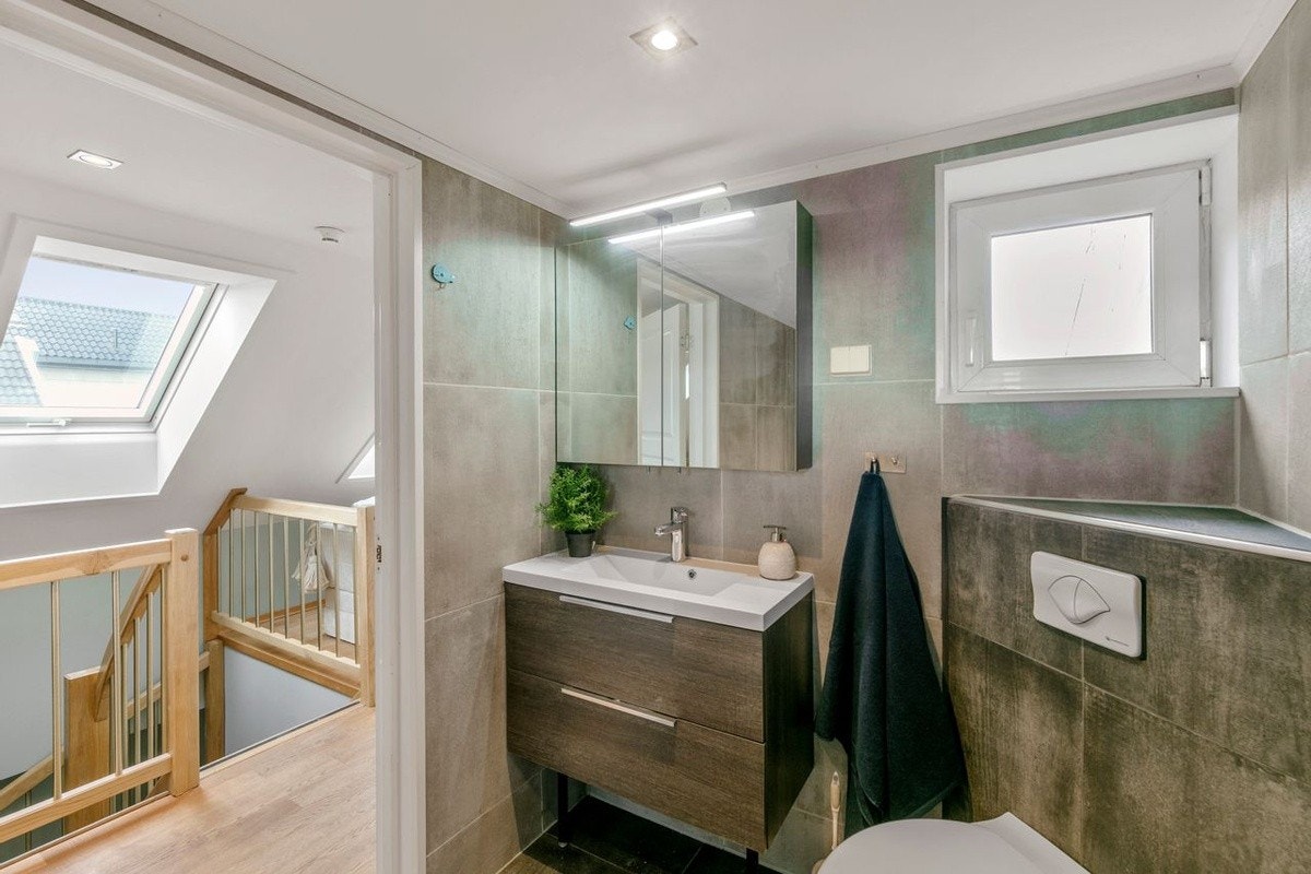 Badene er moderne flislagt i begge etasjene. Galleribilde