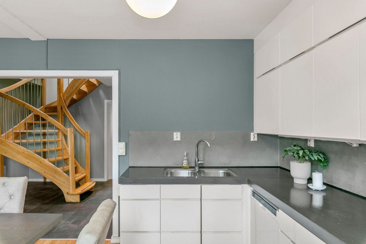 Kjøkkenet ligger i en åpen løsning med gangen noe som gjør leiligheten lys og fin Galleribilde