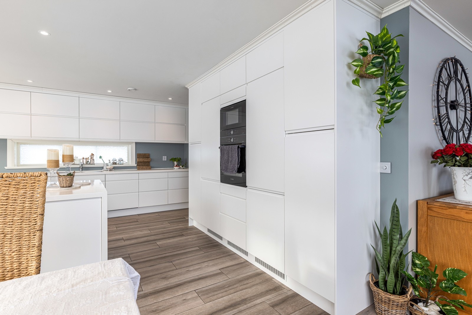 Kjøkkenet oppleves som lyst & har en sosial oppholdssone med spisestue i forkant. Galleribilde