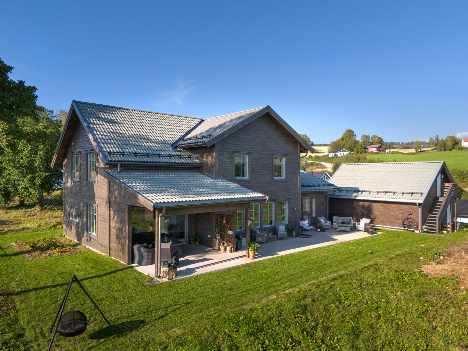 Støpt platting med god plass til ulike utegrupper. Galleribilde