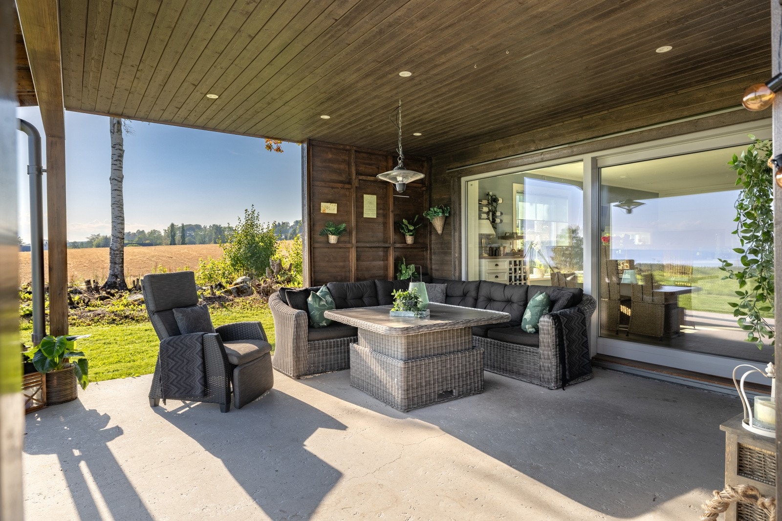 Med overbygget uteplass kan du sitte ute selv om været er utrygt. Galleribilde